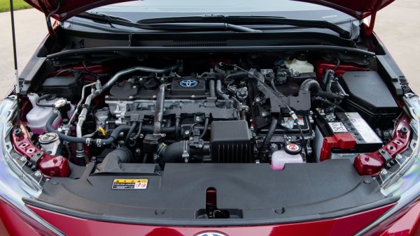 Двигателите с цикъл на Аткинсън имат специална &bdquo;суперсила&ldquo;, която им позволява да използват синхронизирането на всмукателните си клапани, за да манипулират налягането вътре в своите цилиндри за максимална горивна ефективност. Това ги прави идеални за използване в хибридни автомобили, където горивната ефективност е основната цел. Повишената ефективност идва за сметка на мощността, но това е добре, тъй като хибридните двигатели имат електрически двигатели, които увеличават мощността, за да компенсират.

През последните около 20 години Toyota, напроимер, постигна много подобрения в своите хибридни двигатели с цикъл на Аткинсън, главно чрез подобрения в системите за променливо синхронизиране на клапаните и свързаните с тях електронни контроли, както и усъвършенствани материали и подобрен дизайн на буталото, клапана и горивната камера.