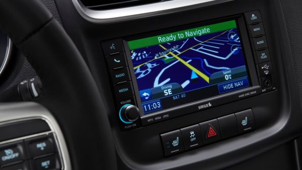 Модерните хибриди могат да използват GPS за пестене на гориво. Достъпът до данни от навигационната система, запомнянатето на използваните маршрути и дори предвиждането на хълмове и знаци за спиране означава, че един модерен хибрид може да визуализира пътя пред шофьора и да вземе по-интелигентни решения как да пести гориво. Това може да означава превантивно зареждане на хибридната батерия преди предстоящо изкачване, избягване на изключване на двигателя, когато се очаква бързо рестартиране, или увеличено използване на ниска предавка и регенеративно спиране на хълмист терен.

Тази функция се среща при различни модели, включително хибриди на BMW, които използват технологията Anticipatory Hybrid Drive за оптимизиране на взаимодействието между двигателя с вътрешно горене и електрическите двигатели, използвайки данни за трафика в реално време, навигационна информация и анализ на стила на шофиране. Чрез използване на данни и хардуер, които вече са на разположение на превозното средство, системи като тези помагат на шофьорите да постигнат по-голям пробег с един резервоар.