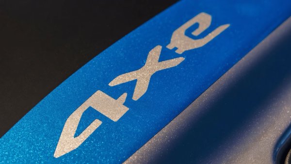 Двигателите са най-ефективни, когато са загрети. Те обаче могат да станат още по-ефективни чрез вътрешно контролиране на температурата, при която работят. Новит технологии като панелно отопление, електрически нагреватели на охлаждащата течност, системи за възстановяване на топлината от отработените газове и дори 48-волтов &bdquo;допълнителен&ldquo; нагревател помагат на хибридите да се затоплят по-бързо, да работят при перфектната температура и да затоплят своите пътници по-бързо.

Някои хибриди също използват капаци на решетката, които могат да се отварят и затварят, за да оптимизират аеродинамиката за текущата скорост на автомобила или да контролират въздушния поток през радиатора, за да помогнат на двигателя да остане топъл, докато използва по-малко енергия, като всичко това подобрява ефективността на задвижването.