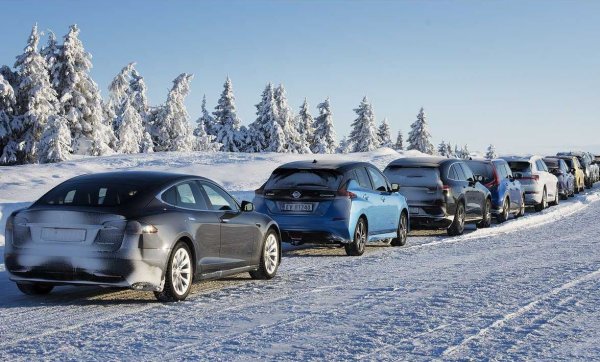 Въпросът за обхвата на електромобилите с едно зареждане на батерията е ключов, за да преодолеят недоверието на клиентите. Но опитът до момента не помага особено в това отношение - просто защото показателят доста лавира в зависимост от външната температура. 
Максималният обхват, с който се хвалят производителите, е постижим при температури около 22-25 градуса по Целзий. Колкото повече се отклоняват те от тази идеална среда, толкова повече енергия е нужна да се поддържа нормална температура в салона и на самата батерия. Тест на американската ААА с включени системи показа, че обхватът на електромобилите намалява средно с 41%, когато температурата е -6 градуса, и със 17%, ако температурата е 35 градуса. 
Донякъде това може да се компенсира, ако колата ви е включена да се зарежда в гаража и зададете предварително температурата, така че салонът да се подгрее или охлади с ток от мрежата. 
