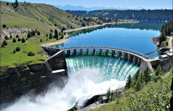 Основно възражение на противниците на електромобилите е, че при тяхното производството, включително на батериите, всъщност се отделят много повече вредни емисии, отколкото при изработването на конвенционална кола с вътрешно горене. 
Това е абсолютно вярно. Ако се гледаха само емисиите при производството, едно Lamborghini с V12 мотор щеше да е значително по-екологично от Tesla Model 3. Но щом двата автомобила стъпят на пътя, съотношението започва да се променя. Според консултантската компания FEV са достатъчни 43 400 километра пробег с малък бензинов автомобил, за да се изравнят общите му емисии с тези на електрическия му аналог. 
Но и към тези калкулации трябва да подхождаме с известен скептицизъм. Те са валидни, ако цялата енергия за зареждане на електромобила идва от възобновяеми източници. В повечето страни все още случаят не е такъв. В Германия делът на ВЕИ е 46.2% (данни на IRENA от 2018), в България - 15.7%, в САЩ - 14.7%, в Кувейт - едва 0.1%. Изненадващо на върха в тази класация е Албания, където 100% от генерираната електроенергия идва от възобновяеми източници, и по-точно от ВЕЦ (на снимката).
