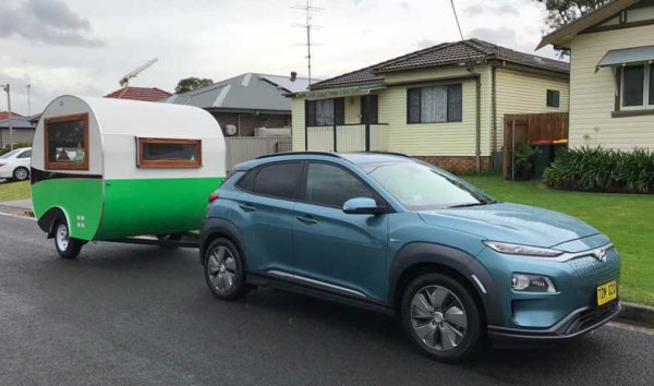 За няколко милиона почитатели на караваните в Европа електрическата инвазия не е твърде добра новина. Теглителната способност не е сред качествата, които производителите на тези автомобили преследват при разработването им, писа наскоро американското издание Car&Driver. Авторитетното списание тества 11 различни електрически модела наскоро и установи, че само един - Audi e-tron - има относително приемлива теглителна сила - 1.8 тона. Но и при него тегленето на ремарке с лодка увеличи консумацията на енергия двойно - което означава, че съкрати наполовина обхвата. 
Електромобилите са проектирани да са максимално аеродинамични, и закачането на ремарке към тях е горе-долу като да завържете парашут на гърба на маратонец, заключи C&D. 
