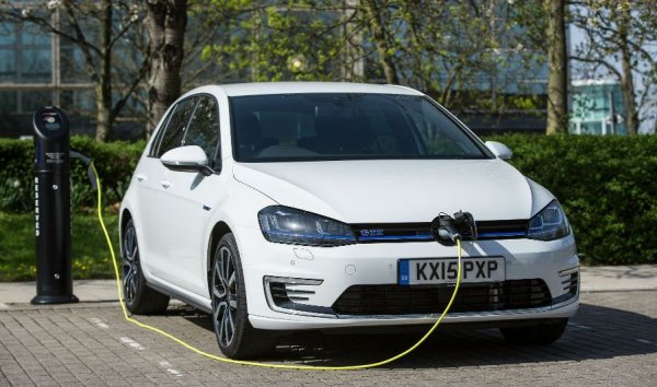 Те изглеждат като най-разумния компромис между двете технологии: достатъчно голяма батерия, за да правите ежедневното си пътуване до работа и до училището на децата само на електричество, и достатъчно голям бензинов резервоар, за да тръгнете спокойно на дълъг път. 
Негативната част на уравнението е, че получавате автомобил с два отделни двигателя - и плащате цената и за двата. Много страни в Европа прибягват към субсидии или данъчни облекчения, за да компенсират това, но всъщност само още повече изкривяват нещата. Зареждащият се хибрид има смисъл единствено когато редовно се зарежда. Докато едно проучване в Нидерландия показа, че над три четвърти от купувачите на такива автомобили са ги взели заради данъчната отстъпка, и след това ги карат изцяло на бензин. 
