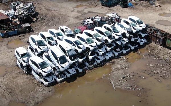 О, да. За да складира и отдава енергия, батерията всъщност извършва две срещуположни химични реакции. С течение на времето загубите в процеса нарастват и капацитетът й намалява. В някои определени случаи това става по-бързо. Примерно доста вредно е за батерията тя да се зарежда "догоре" - затова повечето производители препоръчват не повече от 80-90% заряд. Вредно е също често да се разрежда до максимум. Особено вредно е да се зарежда на т. нар. "бързи" зарядни станции - това съкращава живота й драстично (идеята е те да се ползват само при нужда, а не ежедневно). Както вече стана дума, големите температурни амплитуди също не се отразяват добре на живота на батерията. 
Като цяло производителите предлагат достатъчно дълги гаранционни периоди - от порядъка на 8 години (Renault) или 150 000 км. 
При разумна експлоатация повечето електромобили губят между 5 и 10% от капацитета си за 50 000 км пробег, така че първите собственици няма от какво да се тревожат. 
