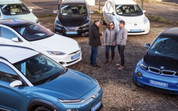 Като изключим Tesla, чиито автомобили все още се възприемат и като модни заявления, повечето електрически модели се обезценяват доста по-бързо от бензиновите си аналози. В резултат на вторичния пазар има много добри оферти: в Германия например петгодишно BMW i3 може да се вземе за 13-15 хиляди евро, а петгодишно Renault Zoe - за 7-8 хиляди. 
При покупката на употребяван автомобил не е чак толкова важно как е бил обслужван до момента. Единственото ключово нещо е състоянието на батерията, защото ако се наложи подмяната й, това може да струва повече от целия автомобил. Състоянието може да се провери и с професионална диагностика, и просто като се зареди изцяло и след това се види колко показваният обхват се доближава до фабричния. 
