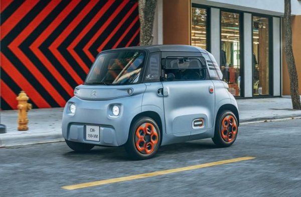 Повечето анализатори смятат, че цената на електрическите и конвенционалните автомобили ще се изравни в съвсем близко бъдеще - между 2025 и 2030 според различните прогнози. За съжаление обаче това ще се постигне повече чрез поскъпване на колите с ДВГ, отколкото чрез поевтиняване на електрическите. 
Себестойността на последните би трябвало да намалява с увеличаване на производството. Но на това противодействат цените на ключови суровини като мед, литий, кобалт, галий и никел, които вървят неумолимо нагоре заради растящото търсене. 
В бъдеще ще има и електромобили на достъпна цена, но това ще е за сметка на батерията, обхвата и оборудването им - като показания тук Citroen Ami, който струва само 6000 евро, но има обхват 70 км и максимална скорост 45 км/ч. 
Като цяло тенденцията е притежаването на собствен автомобил да става по-скъпо с времето, и да пренасочва повече хора към обществения транспорт. Това е и основна - макар и неизказвана гласно - цел на новите "зелени" политики на ЕС. 
