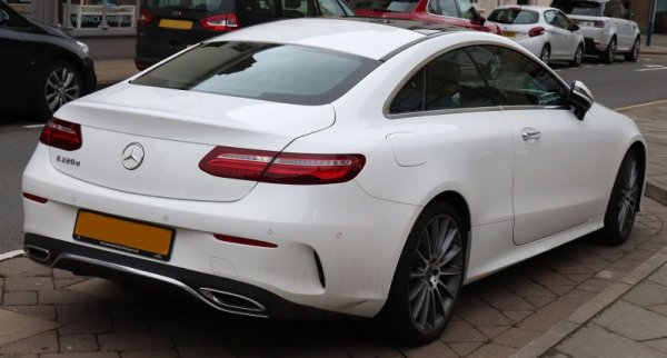 За разлика от обикновения седан Е-Class, купе версията е на платформата на С-класата и се прави също като нея в Бремен, което обяснява и близките резултати на двата автомобила. Средният пробег е 40 000 км. 
