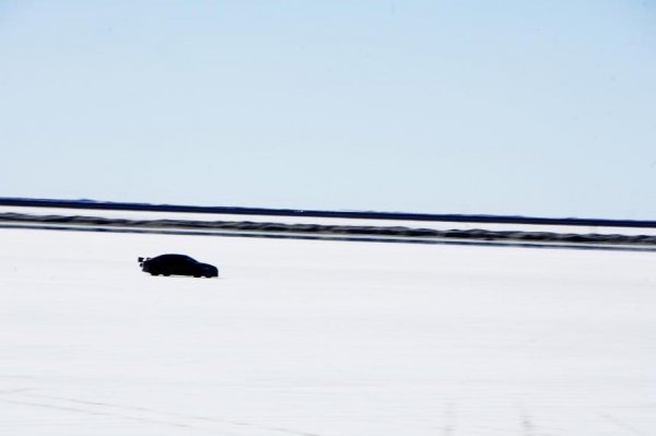Кадри от местността Бонвил Салт Флатс в щата Юта, където леко доработеният от Rocketsports Racing, Jaguar XFR постави нов рекорд за максимална скорост, развивайки 363 км/ч.