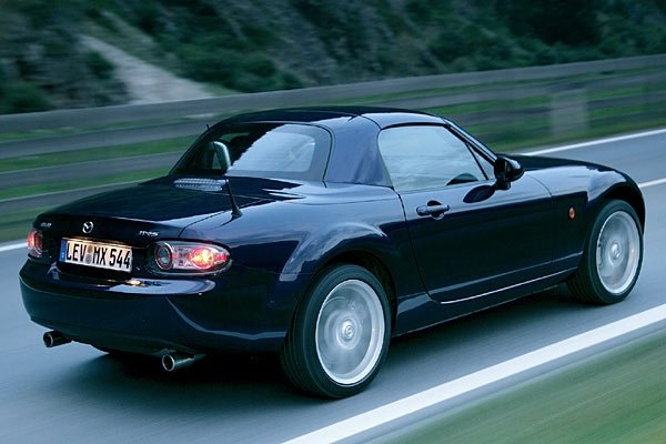 и още веднъж Mazda MX-5, този път с електрически Hardtop и мотори 126 или 160 к.с. и цена от около 26 200 евро 