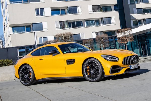 Mercedes-AMG GT е суперкола с 4-литров V8 двигател с два турбокомпресора и над 520 к.с. във версия S. Това е вариантът, който Рамос купува, когато моделът се появява на пазара. Автомобилът се управлява много радикално, ако водачът иска това, но може да се кара и ежедневно без сериозни проблеми. 
