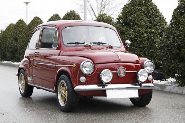 Едва ли сте очаквали Рамос да има Seat 600 в гаража си. Моделът е персонализиран, с винилов стикер отстрани, на който са изобразени инициалите и номера на отбора му. Това е подарък за рождения му ден, който получава преди малко повече от две години. Той е в кестеняв цвят и се продава до 1973 г. Понякога Рамос е бил забелязван да го кара на тренировки или мачове.
