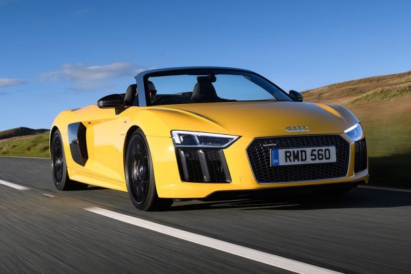 Audi R8 е може би най-обикновеният суперавтомобил днес. Това е един от най-модерните модели, представен съвсем наскоро. По-точно, това е версията кабриолет с бяла каросерия и червен преден капак. Изискан вкус... който не се отразява в огромния златен винил на марката, която го спонсорира, залепен в задната част на колата.
