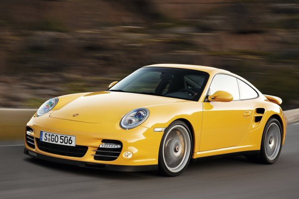 С Porsche 911 Turbo S от поколение 997 започва фестивалът на Porsche в гаража на Рамос. Той обича колите от тази марка и по-специално тази е най-радикалната, която притежава. Съществува от няколко години, но трябва да се каже, че нейният 3,8-литров боксерен двигател с два турбокомпресора и мощност 530 к.с. бавно излиза от мода. Развива 315 км/ч и ускорява до 100 км/ч само за 3,3 сек.
