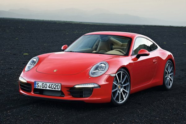 Въпреки че не е толкова мощен и радикален, колкото предишния модел, роденият в Севиля играч често е виждан да шофира този автомобил, защото е един от любимите му. Това е една от по-обикновените версии на 911 и принадлежи към поколението 991, предшестващо настоящото. Впечатляващ спортен автомобил с 400 к.с. и шестцилиндров, 3,8-литров боксерен двигател.
