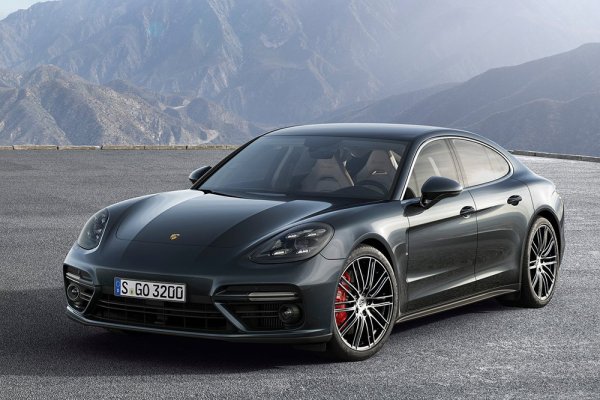 Porsche Panamera S е едно от първите Porsche-та в гаража на бившия капитан на Реал (Мадрид). Всичко е въпрос на гъвкавост, но ако искате седан със спортно управление, няма много модели, които могат да се сравняват с него. Колата има 3-литров V6 двигател с мощност 420 к.с. Не е най-впечатляващият от автомобилите на Рамос обаче, тъй като каросерията му е боядисана в дискретно кафяво.
