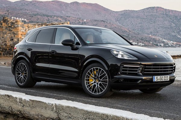 Подобно на Range Rover Sport, Porsche Cayenne е перфектен семеен автомобил, но с двигател, достатъчно мощен, за да надвие почти всички от моделите в тази галерия. Предполага се, че версията е Turbo, най-мощната, без да броим електрифицираната. Ако е така, под капака има V8 двигател с 550 к.с. и въпреки теглото си може да се движи много пъргаво.