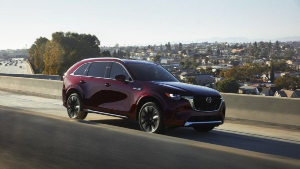 На следващата стъпка надолу по стълбата на надеждността за японските автомобили са Mazda CX-90 и почти идентичната Mazda CX-70. Както е известно, CX-70 всъщност е CX-90, но само с два реда седалки и различно име. Въпреки това броят на местата означава, че двата модела на Mazda са сравнявани с различни потенциални съперници. И в двата случая резултатите са лоши.