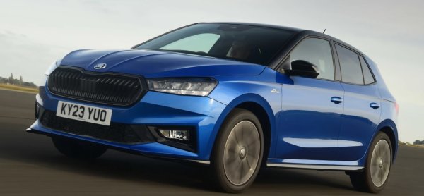 Цени от 23 400 евро

Изберете някой от двигателите с турбокомпресор в текущата гама на Skoda Fabia и ще получите седемстепенна автоматична трансмисия DSG . Ако планирате да изминете много мили по магистралата, плавните промени на тази система с двоен съединител допълнително допълват комфорта и качеството. 

Fabia също е много безопасен автомобил с богато количество технологии за активна безопасност, включително преден асистент, защита на пешеходците и асистент за поддържане на лентата, всички монтирани като стандарт. Това допринася за петзвездния рейтинг за безопасност на малката Skoda от Euro NCAP .

Нито един член от текущата гама Fabia не е особено вълнуващ за шофиране - липсва vRS модел. Но пък си е рентабилна кола за парите с разход от 4,7 л/км.
