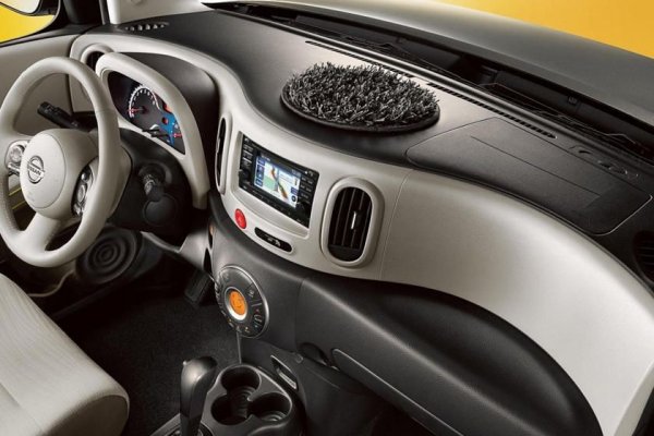 Достатъчно е само да погледнете интериора на този автомобил, за да разберете защо попада в тази селекция. Да, на предния панел наистина има кръгъл килим.