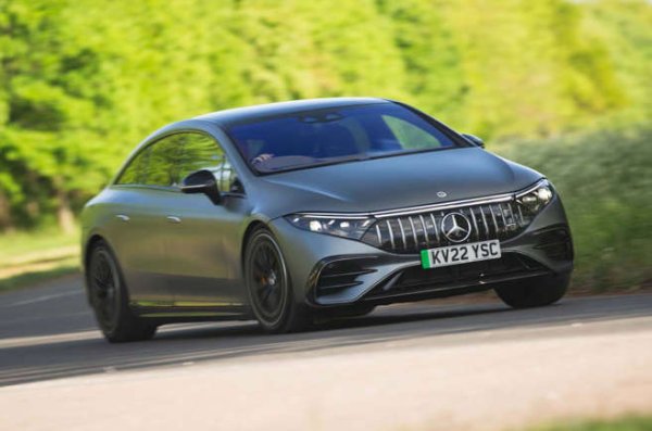 Може и да не е с най-атрактивни дизайн, но точно невероятната аеродинамика със сигурност помага за ефективността и оттам за пробега. Немците са поставили 108kWh батерия, позволяваща зареждане от 10 до 80% само за 30 минути.  Цените са като за тази марка. EQS 450+AMG Line Premium започва от 131 000 евро.
