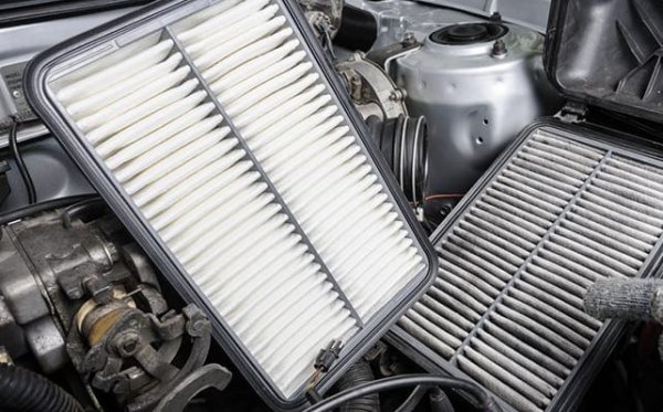 Следващият често срещан вариант е мръсен и запушен въздушен филтър. Това се случва при почти всички градски автомобили до края на отоплителния сезон. &bdquo;Уплътнението&ldquo; започва да пропуска по-малко въздух, а компютърът налива гориво, за да обогати сместа. Това е лесно е да се провери - черното сухо покритие върху свещите не лъже.