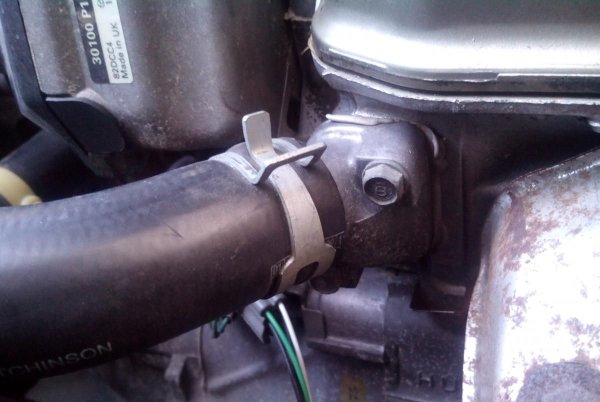 Следващото, което трябва да се провери, е охладителната система - колкото и да е странно, тя може да допринесе не само за прегряване, но и за недостатъчно загряване. Първият вариант е най-популярен. Неправилната работа на елементите на системата - запушен радиатор, липса на антифриз, дупки и въздух в системата, неизправност на термостата - всичко това автоматично води до факта, че двигателят непрекъснато работи в режим на загряване, който е най-разточителният.