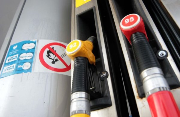 Най-често срещата причина за повишен разход на гориво е самото гориво. По-скоро неговото качество и количество. Все още има бензиностанции, на които горивото наистина е по-евтино, но в същото време е с много по-лошо качество. И когато то попадне в двигателя, разходът се увеличана драстично. Единственото решение е да се зарежда само от проверени вериги.
