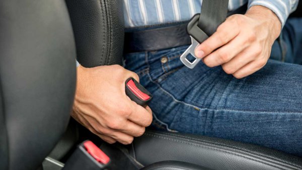 Звучи банално, но е факт, че много пътници на задните седалки пренебрегват тази препоръка. Рискът от нараняване на необезопасени пасажер е много голям, защото в случай на сблъсък тези отзад могат счупят да облегалката на предната седалка и с тежестта на тялото си, избутвайки човека пред тях, да му причинят по-сериозни наранявания.

Не е необичайно седящите отзад при челен удар да се плъзнат между предните седалки и да излетят през стъклото. Задължително е да се закопчават малките пътници, които използват детски столчета. По време на пътуване трябва да бъдат защитени и домашните любимци, като за целта има специални устройства. Като цяло, навикът на водача да си слага колана и да изисква същото от пътниците, спасява човешки животи.