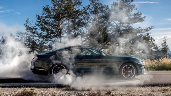 Всички сме се чудили в един или друг момент, обикновено след спадане на една гума, защо тя не е направена от твърд материал. Всичко се свежда до няколко ключови момента:

Твърдата гума не се деформира, което означава, че няма достатъчно сцепление с пътя, за да създаде инерция напред. 

Скейтбордове, вагони, ремаркета, те се бутат или теглят от външна сила и така не са мотивирани от собствената си сила.

Твърдата гума не абсорбира ударите. Дори и с модерна система за окачване, ще усетите всяка неравност.

Твърдият каучук е скъп и тежък. Вдигнали сте гума, нали? Представете си, ако беше твърда през цялото време.
