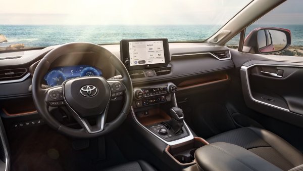 Обикновено виждате само централно разположени шофьорски седалки и волани на пистови автомобили, защото това има смисъл само на такива превозни средства. Първо, поставянето на волана в центъра ограничава местата за сядане и това е проблем, тъй като модерният автомобил е проектиран с мисъл за семейството. 

Второ, всъщност е по-лесно да видите насрещния трафик, когато седите вляво от центъра, което ви дава по-добра видимост към противоположната лента. Също така е по-лесно да прецените размера на собствената си кола, когато гледате през капака си под ъгъл, вместо да гледате право напред.