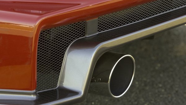 Обратният огън, при който запалвате колата си и чувате гърмеж от ауспуха, е резултат от прегряване, лоша смес въздух/гориво и лошо момент на запалване. Отговорът тук е прост: бордовите компютърни системи са станали по-добри в управлението на разпределението на горивото, контролирайки сместа въздух/гориво до микроскопично ниво. Това прави лошата смес много по-рядко срещана в съвременните автомобили.