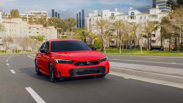 "Кола" (car) вероятно идва от латинската дума "carrus" или "carrum", която се отнася до колесни колички. Оттам получавате английския термин "карета", галското "karros" за колесница и "каруца". Автомобилът, което означава "автоматичен" и "мобилен", е по-лесен за разгадаване, без да се налага да се проследява значението на думата стотици години назад, но също така е и пълна хапка. "Кола" е лесно да се каже и още по-лесно да се изпише.