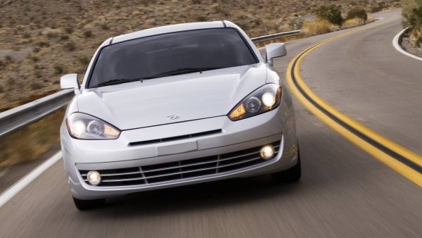 В САЩ, например, се предполага, че предпочитанието към шофиране в дясната лента е свързано със селското стопанство. Когато фермерите превозват стоки, те предпочитат да седят зад най-задния ляв кон в впряга, управлявайки управлението с лявата си ръка, а камшика с дясната. В Англия историята разказва, че рицарите носели меча си на лявото бедро, за да теглят с дясната ръка, така че ходели отляво, за да предпазят мечовете си от дрънкане по средата на пътя.

До каква степен този произход е верен или история е разкрасена, трудно може да каже, но изводът е, че трябва да яздите от едната или другата страна и всички трябва да бъдат от една и съща страница, за да се избегна челни сблъсъци.