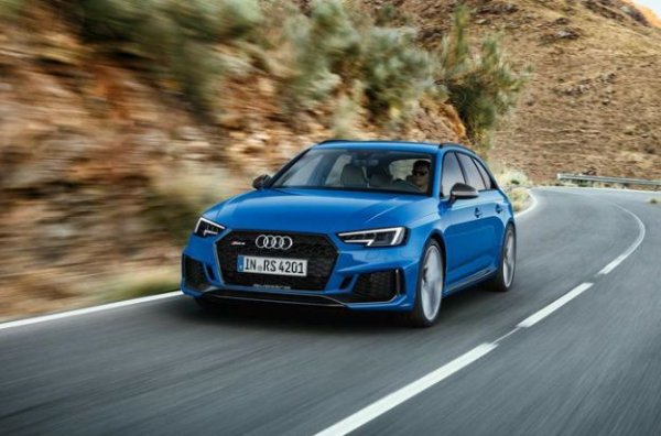 Актуалното поколение на Audi RS4 след 16 години се завръща към турбомотора, като се отказва от седана, но запазва системата за задвижване на четирите колела. Под капака е поставен 2,9-литров V6 с 450 к.с. и 600 Нм. Този мотор е познат от Porsche, като при него 7-степенната кутия е заменена от 8-степенен автомат. Ускорението от 0 до 100 км/ч отнема 4,1 секунди, а максималната скорост е ограничена на 280 км/ч.