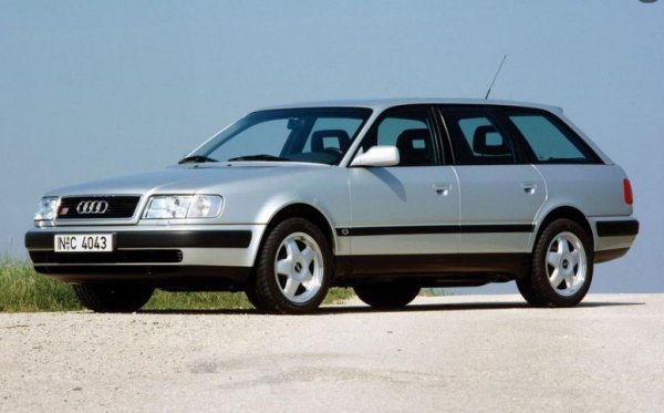 Първото "напомпано" комби от Инголщад е Audi S4 Avant 2.2 turbo quattro. Производството му стартира през 1991 г., като за основа е взет модела Audi 100 Avant. Версията S4 се отличава както на външен вид, така и по двигателя. Под капака е поставен 2,2-литров турбомотор с 5 цилиндъра, развиващ 230 к.с. и 350 Нм въртящ момент. Ускорението от 0 до 100 км/ч отнема 7,1 секунди, като в този момент на пазара няма друго комби с такива характеристики.
През 1992 г. S4 Avant получава и 4,2-литров атмосферен V8 двигател с мощност 280 к.с. Този вариант е с 0,4 секунди по-бърз от версията с 2,2-литровия мотор, като може да се похвали с максимална скорост от 247 км/ч.