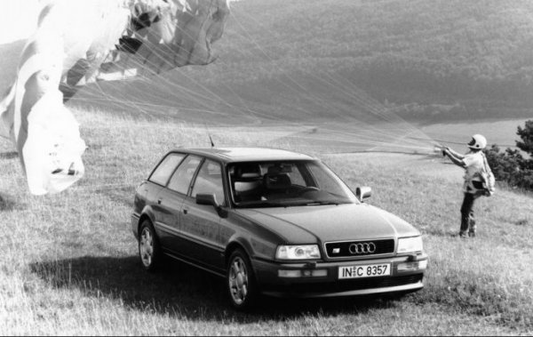 Историята на S-серията на Audi стартира от 1990 г. с купето S2, но тук комбито е на второ място, тъй като дебютира през 1993  Спортната версия разчита на същия този 2,2-литров турбомотор, но това S2 Avant е с 200 кг. по-леко от петвратото S4. Ускорението от 0 до 100 км/ч отнема 6,1 секунди.