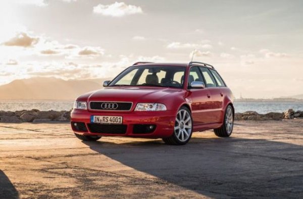 През втората половина на 1999 г. семейството RS е попълнена с още едно комби - RS4 Avant. Под капака вместо редови 5-цилинров двигател е поставен 2,7-литров V6 с две турбини, който е доработен от фирмата Cosworth. Мощността достига 381 к.с. и 440 Нм въртящ момент, което позволява на автомобила с тегло 1620 кг. ускорява от 0 до 100 км/ч за 4,9 секунди. Именно при първото поколение на RS4 се появяват алуминиевите външни огледала, които стават "визитна картичка" на S и RS-сериите на Audi.