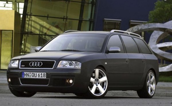 Първото поколение на комбито Audi RS6 се произвежда от 2002 до 2004 г., а от април до септемви 2004 г. подразделението RS пуска ограничен тираж на версия с приставка Plus към името. Тя се отличава по сниженото окачване, пренастроеното кормилно управление и форсирания от 450 до 480 к.с. двигател V8. Модернизацията позволява на RS6 Plus да достига 100 км/ч от място за 4,4 секунди и да развива 280 км/ч. За половин година са произведени и продадени 999 бройки от тази версия.