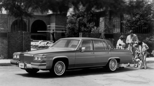 През 70-те години избухва световната петролна криза, която принуждава концерна GM да оборудва всички свои модели с дизелови двигатели с обем 4,3 и 5,7 л. Тези мотори се произвеждат от Oldsmobile (1978-1985 г.), като пикът на продажби е достигнат през 1981 г. с 310 000 бройки, които представляват 60% от пазара на дизели в САЩ.
Оказва се обаче, че 5,7-литровият дизел има същите болтове на главата на блока, каквито и бензиновият вариант със същия обем. Заради по-голямото налягане болтовeте се отпускат, уплътнението се къса и охлаждащата течност влиза в цилиндрите. Последиците са фатални за мотора.
GM буквално е засипан от претенции на клиентите, чиито двигатели са все още в гаранция. Въпреки проблемите, концернът произвежда двата дизелови мотора до 1985 г. Тогава цената на бензина пада, а репутацията на дизелите в САЩ е съсипана. За това помага и техният анемичен характер. Как да обясниш на клиента, че неговият Cadillac de Ville разполага с 5,7-литров мотор, предлагащ жалките 105 коня?
