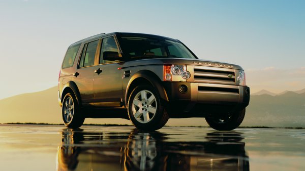 Третото поколение на "Диско" се появява в средата на 2000-те години и променя концепцията на всъдеходните модели на марката, тъй като те вече стават част от премиум-сегмента и започват да използват високи технологии. Машината е огромна, но пневматичното окачване предлага отлични комфорт и управляемост. За това помагат и огромен брой асистенти, както и специални режими на движение.
И тук обаче се появява проблем с дизеловия мотор, развиващ 190 к.с. Това е 2,7 TDV6, разработен съвместно от Ford и PSA. Компактният и лек агрегат си пати именно заради по-малките си размери - коляновият вал се оказва прекалено къс и започва да се чупи.  Този мотор се поставя не само на Disco 3, но и на други модели на Jaguar Land Rover, където също създава проблеми.