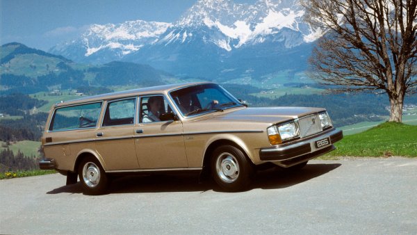 Ръбатата серия 260 на Volvo е представена през 1974 г., като не претендира да бъде образец за дизайн и управляемост, но пък е безопасен, комфортен и надежден "работен кон". С една уговорка обаче - надеждността не се отнася до всички двигатели. Черната овца е алуминиевият V6 PRV с обем 2,6 и 2,8 литра.
Агрегатът е разработен от Peugeot, Renault и Volvo (оттам идва и съкращението PRV). Неговите ранни версии имат цял букет с проблеми - склонност към прегряване, проблем със смазването и бързо износване на разпределителния вал. Този мотор по-късно се поставя също на DeLorean и на Renault-Alpine GTA/А610, но е преработен основно. 