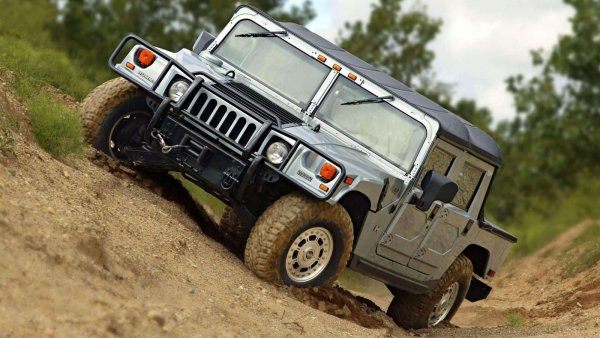 Легендарният всъдеход Hummer H1 се появява след преработка на военното транспортно средство Humvee. За 14-годишнаа си история модел получава няколко V8 двигателя на концерна GM - атмосферен бензинов с обем 5,7 литра, а също така атмосферни или с компресор дизели с обем6,2, 6,5 и 6,6 л.
Най-проблемен от тях се оказва 6,5-литровият турбодизел, поставян на модела през периода 1996-2000 г. Заради дефект на чугунения блок се уврежда 8-цилиндър, което налага замяна на целия блок. Или направо подмяна на двигателя. 