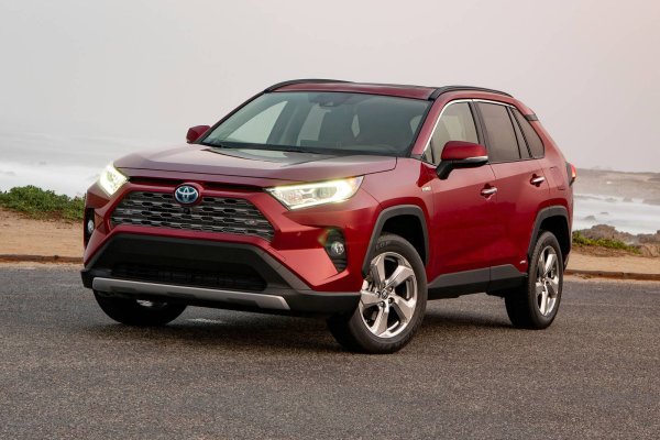1. Toyota RAV4 Hybrid (2019-настояще) 

Хибридният RAV4 е надежден избор, като само 2% от автомобилите са получили повреди. Поправката не винаги е била бърза, като половината са изкарали до седмица в сервиза. Най-честият проблем е с батерията, като и с електрическата систева и инфотеймънт/навигазция.

2: Lexus RX (2016-2022) &ndash; 98,6% 

3. Volvo XC60 бензин/хибрид (2017 г.-настояще) &ndash; 97,9% 