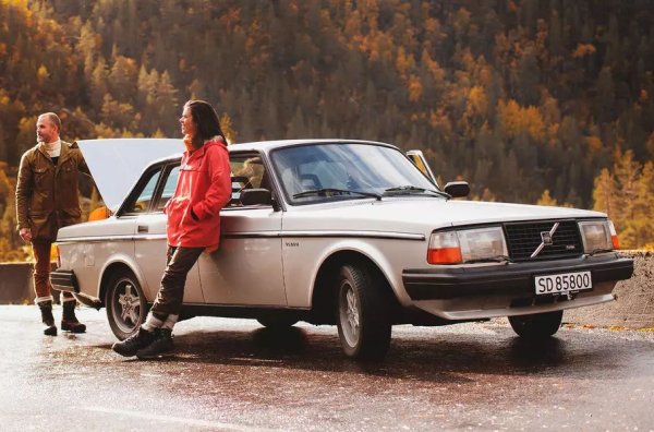 В очите на обикновените хора моделите от серия 200 са невероятно надеждни, консервативни и спокойни. Но не и спортни, което не е съвсем вярно. Версията 242 Turbo се състезава много успешно в шосейните шампионати - през 1985 г. печели ETCC (Европейски шампионат за туристически автомобили) и немския DTM. Не спира дотук и два пъти печели 24-часовия маратон на белгийската писта Золдер.
