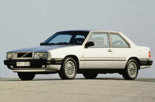 Това купе е специална история в разрез с традициите на Volvo. Автомобилът съчетава шведско инженерство и италиански дизайн от Марк Дешан, мозъкът на прочутото ателие Bertone. Наистина вечен автомобил!
