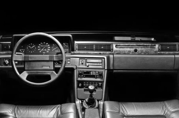 Както може би се досещате, 780 е изграден на общо шаси с "квадратните" седани и комбита от серия 700 и има същото разстояние между осите (2770 мм). Двигателите са 2- и 2.3-литрови бензинови турбо четворки. Сред най-редките Volvo 780 (около 165 бройки) е модификация с 2,0-литров 16-клапанов двигател с мощност 200 коня за италианския пазар.
