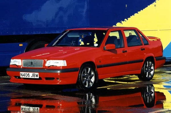 През 1996 г. Volvo представя 850 R. Замяната на турбокомпресора с по-ефективен TD04HL-16T и интеркулер води до 250 к.с. и 350 Нм с ръчна скоростна кутия и 240 к.с. и 330 Нм с автоматична. В първия случай моделът ускорява до 100 км/ч за по-малко от седем секунди.
