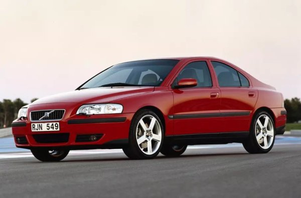 В първото поколение на "шестдесетките" имаше и "зли" R варианти в каросерия седан и комби. Не трябва да ги сравнявате с немските съученици като BMW M3 - това са напълно други автомобили по дизайн и характер. S60 R и V70 R не се стремят да бъдат най-добрите спортни модели. По-скоро бързи, удобни и подходящи за всякакви метеорологични условия коли с 2,5-литрови 5-цилиндрови двигатели с турбокомпресор, произвеждащи 300 к.с.
