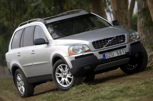 Образът на кросоувъра XC90 никак не се връзва с агресивен старт и състезания. Това е "пораснал" и спокоен автомобил за такъв собственик. Но има изключение - с 4,4-литров алуминиев V8 от Yamaha. Не трябва да очаквате ракетна динамика от голям и тежък 8-цилиндров SUV. 

Въпреки това, не може да го наречете и замислен - както отбелязва английското сп. Auto Express, 7,8 сек са достатъчни за да развие 97 км/ч (60 мили в час).
