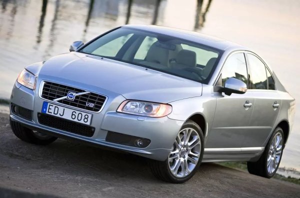 Възползвайки се от случая, Volvo опакова Yamaha V8 във второто поколение на средноразмерня седан S80. Специалният вариант се оказа особен, но доста хармоничен. Все пак не всеки ден може да се натъкнете на четиривратка с голяма "осмица", монтирана напречно. Задвижването, разбира се, е на всички колела. Моделът ускоряна от място до 100 км/ч за около 6,5 секунди.
